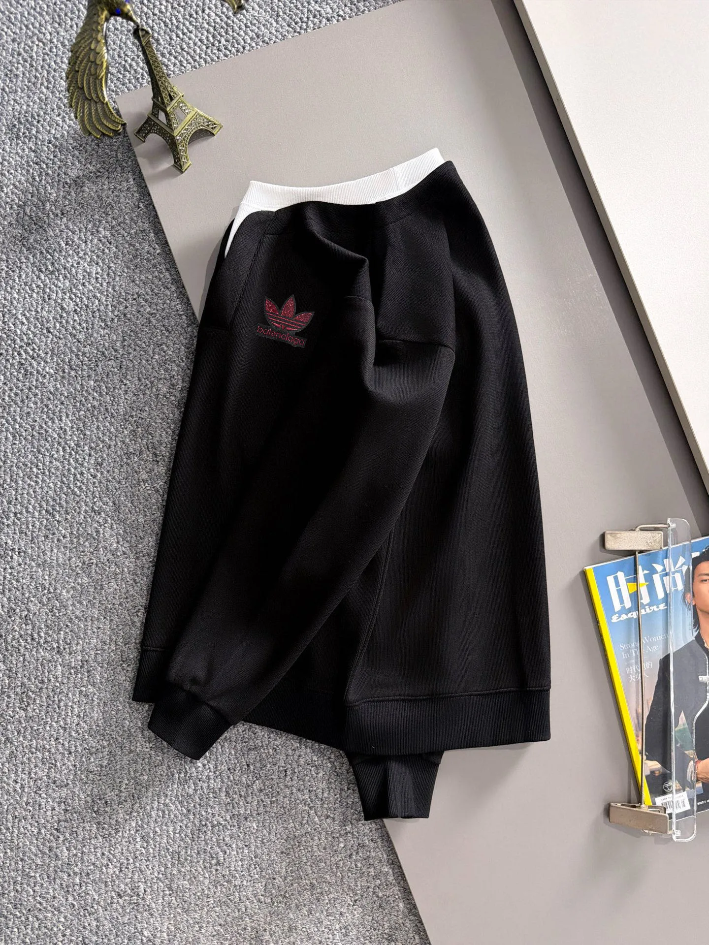 Paris Clover exclusively launches the 2026 autumn and winter New Arrival long-sleeved sweatshirts for men and women. Same Style. Many stars have the same style. Craftsmanship that ordinary small workshops cannot copy. No matter in terms of materials, detail restoration and craftsmanship, we are not afraid of any challenges, just to provide you with wonderful products. Compare the top Original versions at will. No expense is spared just to make it better. Unique imported fabric feel. Purely imported German machine production. Precision operation. Thousands of needles density. A complete set of New Arrival accessories with three standards can be customized simultaneously. Versatile upper body is fashionable, a perfect choice for autumn and winter, and a must-have item. Sizes table: M-4XL (please state your height and weight when placing an order)